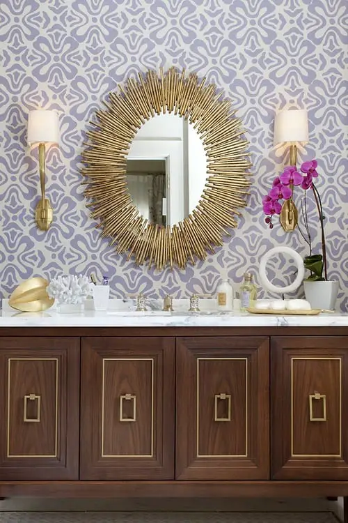 miroir soleil dans la salle de bain