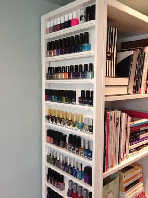 Une bibliothèque organisée pour avoir tous ses vernis à ongle à portée de main