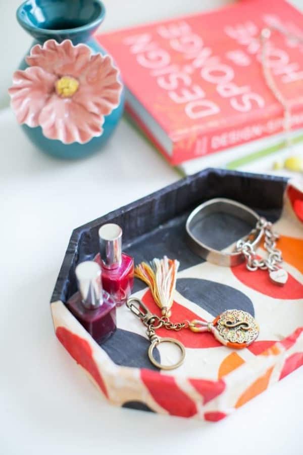 Un joli petit plateau en bois pour ranger le maquillage