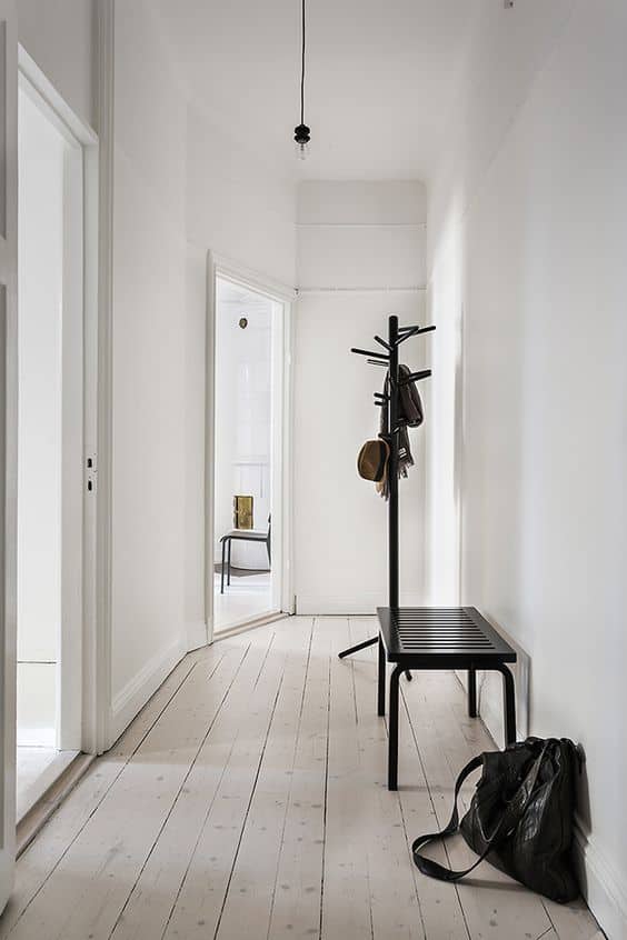 Un couloir noir et blanc au style épuré