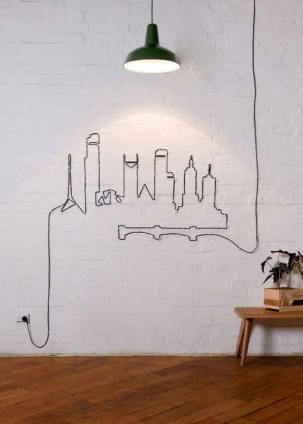 Si vous avez de l'imagination, un long câble peut servir pour décorer vos murs !