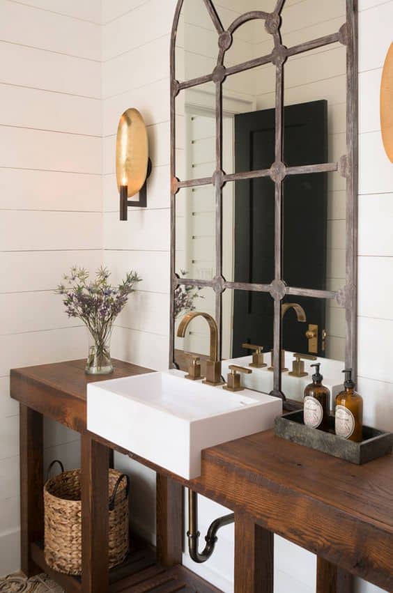 Une salle de bains rustique, chic et rétro