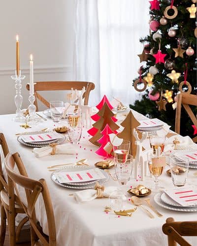 Inspiration "girly chic" pour cette table de Noël. On adore cette décoration qui mise sur le rose et le doré