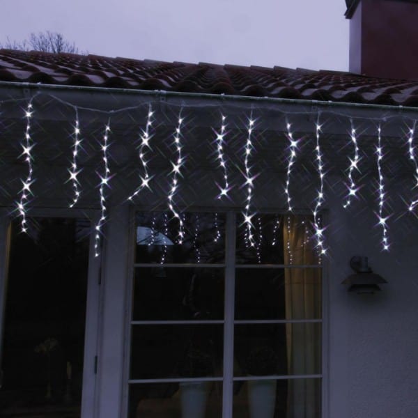 Une guirlande stalactites le long du toit : le grand classique qui dessine la maison dans la nuit