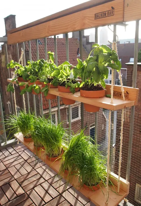 Un kit à suspendre à la rambarde d'un balcon pour profiter d'un mini espace jardin, même si on pense ne pas avoir assez de place pour installer des jardinières.