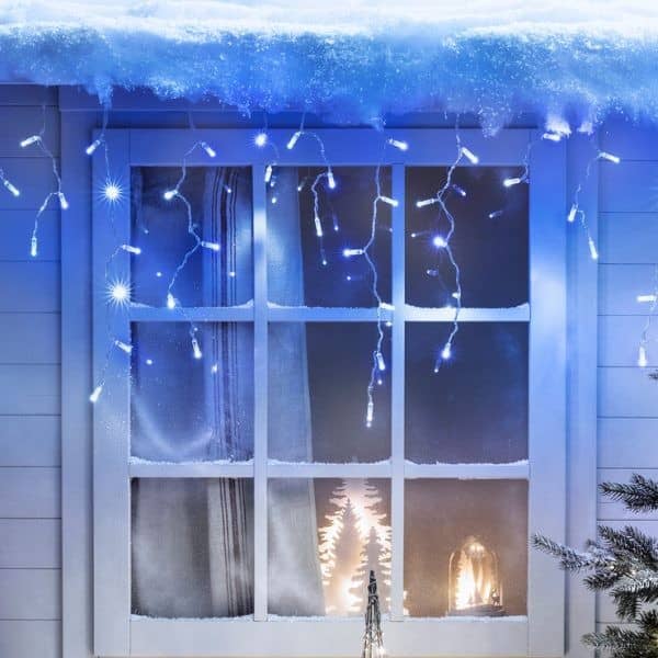 Des stalactites autour de la fenêtre enneigée : l&rsquo;effet givre souligne l&rsquo;architecture