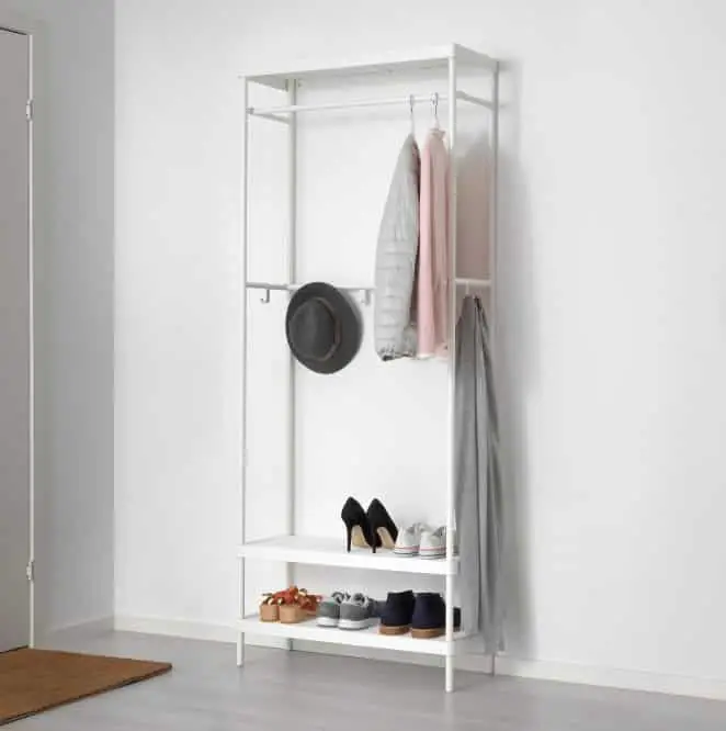Le meuble d'entrée MACKAPÄR permet de ranger ses chaussures et sert également de portemanteau
