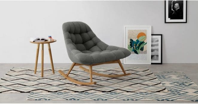 Un rocking-chair au confort optimal et au design contemporain pour des moments de détente un livre à la main