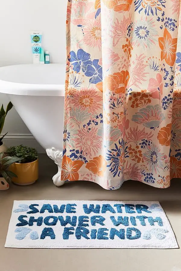 Pour économiser l’eau, pourquoi ne pas prendre une douche avec un ami… Et bien s’essuyer les pieds sur ce tapis de bain super sympa