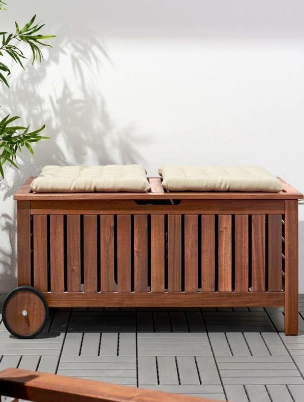 Un banc multifonctions qui se transforme en coffre de rangement et qui peut également être utilisé comme table d'appoint