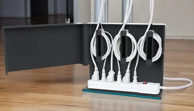 Ce boîtier range-câbles et multiprises Plug Hub est parfait pour un coin bureau ou dans le salon pour la TV 