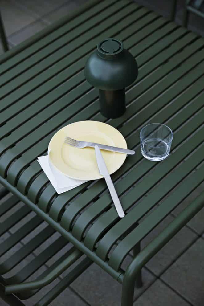 Un luminaire portable, sans fil, rechargeable... Discret et peu encombrant à poser directement sur la table du jardin