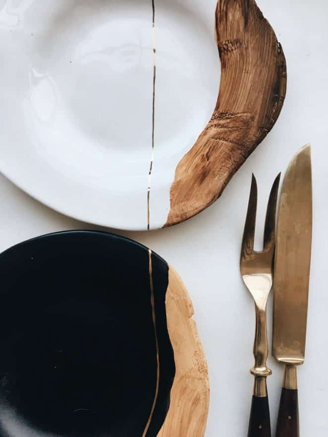 Platos de cerámica muy de moda con una línea dorada y una imitación de madera