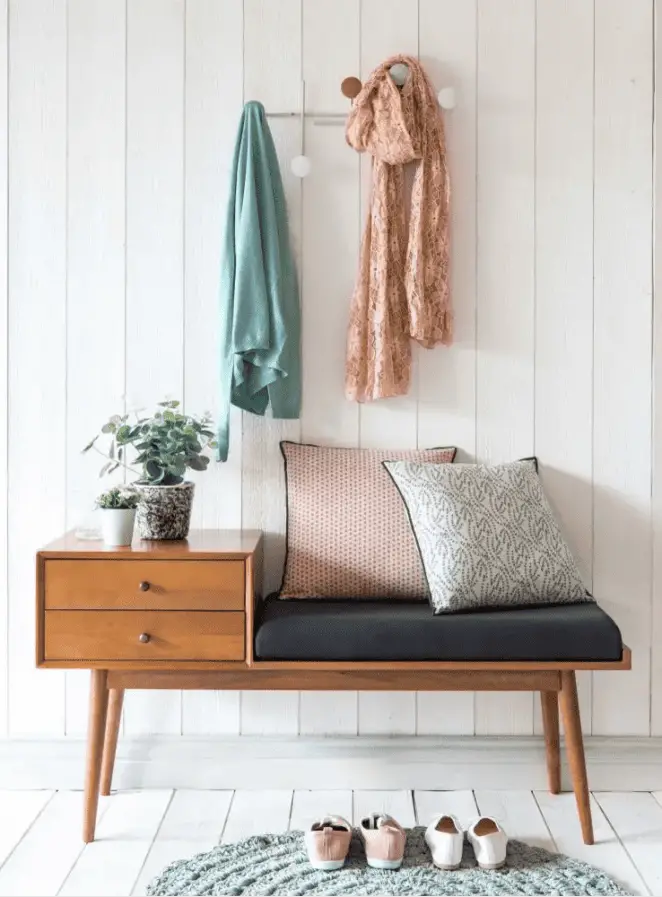 Faite de manguier, cette banquette aux lignes vintage meuble votre entrée et vous offre une assise confortable
