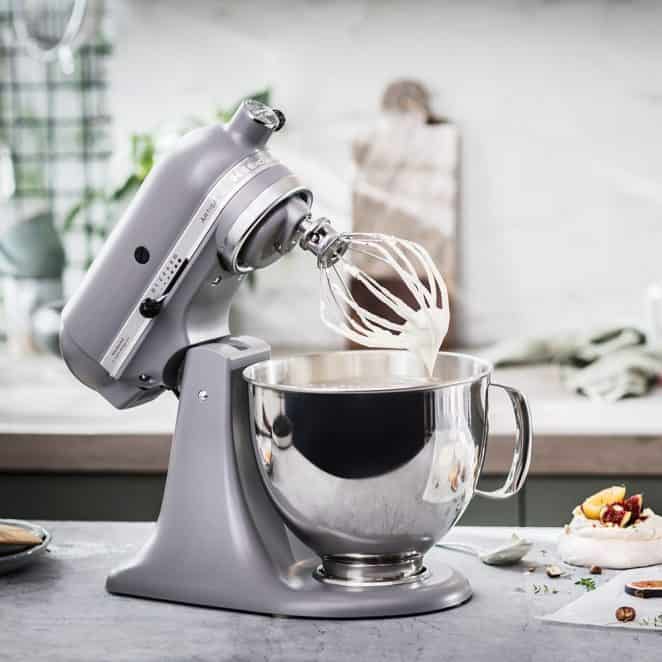 Tout de gris mat vêtu, le robot Artisan Kitchenaid possède un grand bol en inox argenté d’une contenance de 4,8L