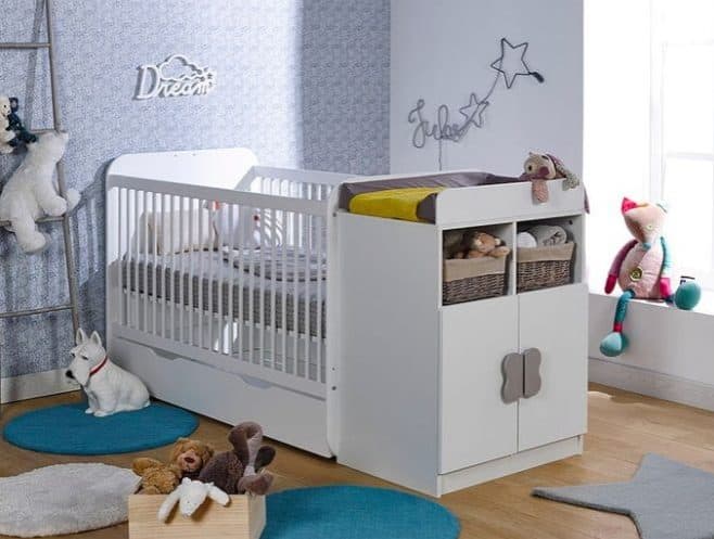 Ce lit évolutif est composé d'un lit à barreaux et d'une commode à langer, se transformant en lit simple et commode classique