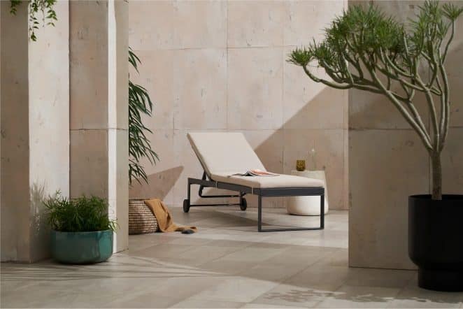 Le design minimaliste de cette chaise longue et son matelas épais en font un modèle intemporel, à installer au jardin comme sur le balcon