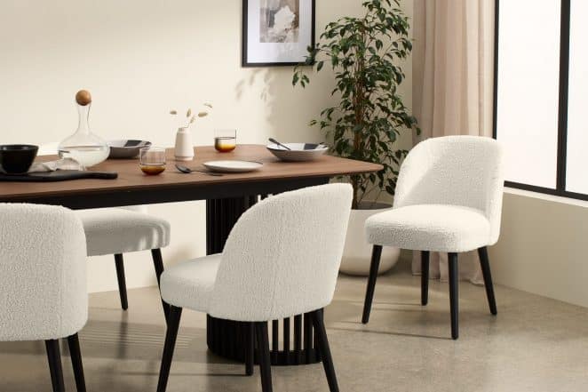 Recouvertes d’un revêtement bouclé en peau de mouton synthétique, ces chaises arrondies ont un style contemporain