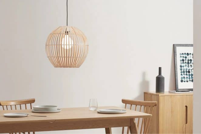 Cet abat-jour rond en bambou apporte une touche boho à votre intérieur, tout en éclairant correctement la pièce