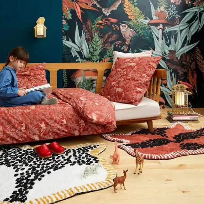 Ce tapis en coton suggère un animal de la forêt et décore la chambre de votre enfant en un clin d’oeil