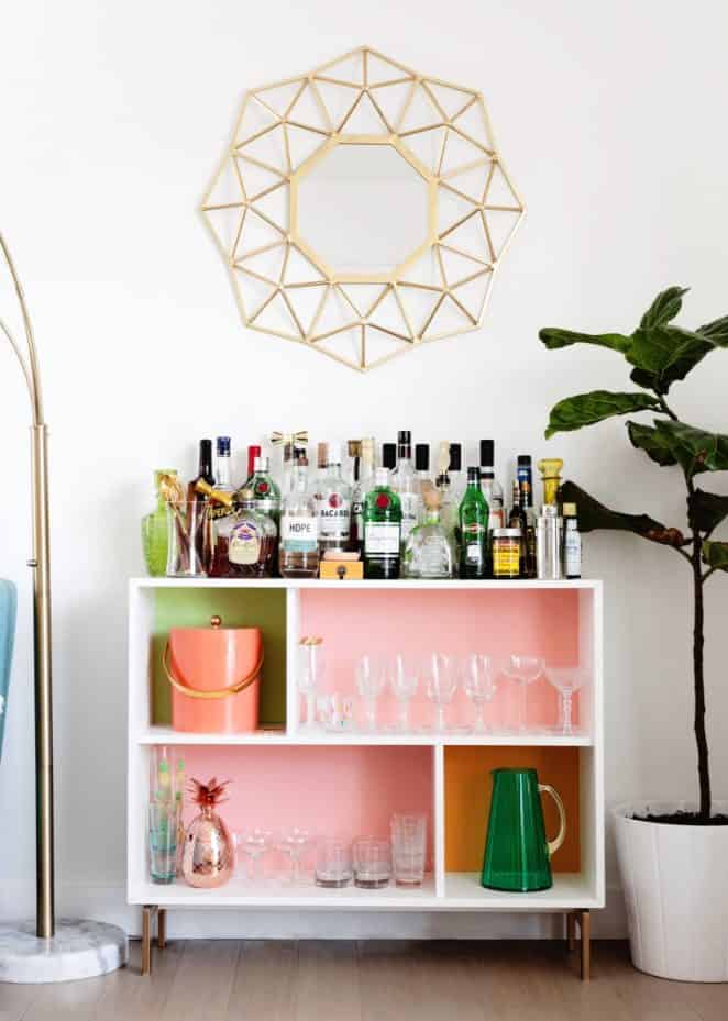 Un meuble bar fabriqué avec Billy de chez IKEA (melo-drama.com)