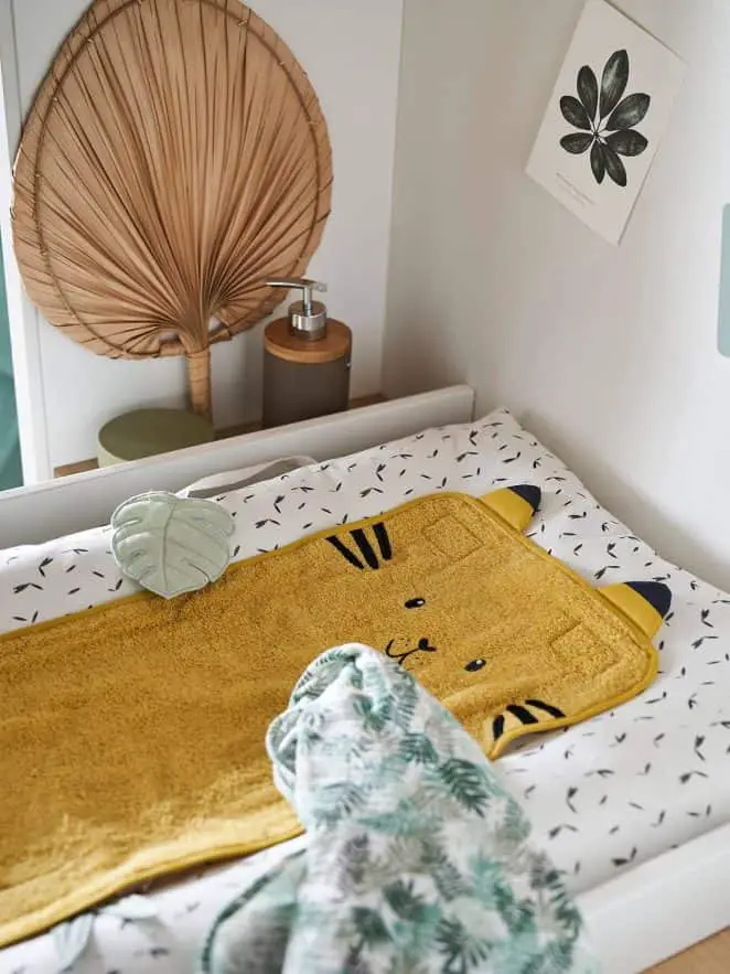 Un très joli matelas à langer qui invite bébé à voyager avec ses 2 tapis de change : 1 tigre et 1 panda