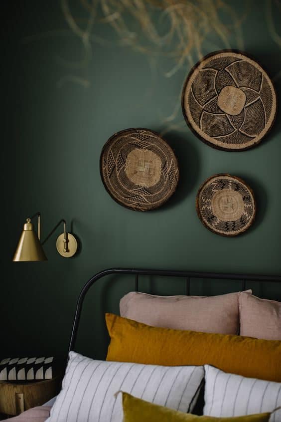N’hésitez pas à utiliser des souvenirs de voyage pour décorer votre chambre, comme ici ces décorations murales