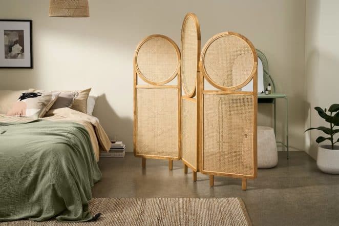 Avec ses 3 panneaux en rotin façon Art Déco, ce paravent en rotin et bois permet de cloisonner une pièce avec style