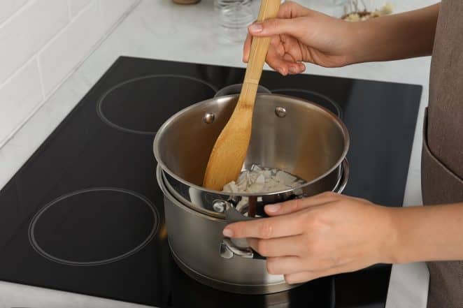 Le bain marie est la technique la plus adaptée pour faire fondre la cire