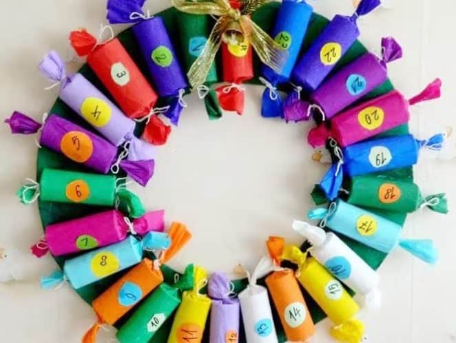 Un joli calendrier de l’Avent coloré avec des papillotes hautes en couleur