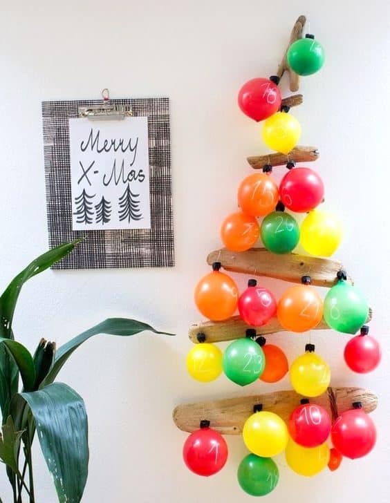 Voilà un calendrier de l’Avent original, fabriqué avec des ballons de baudruche et des planches de bois