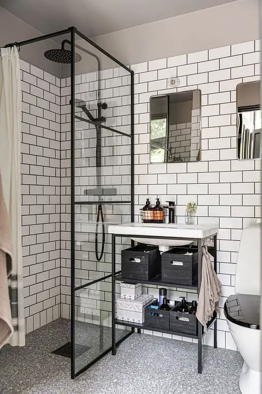 salle d'eau avec carrelage style métro et accesosires noirs