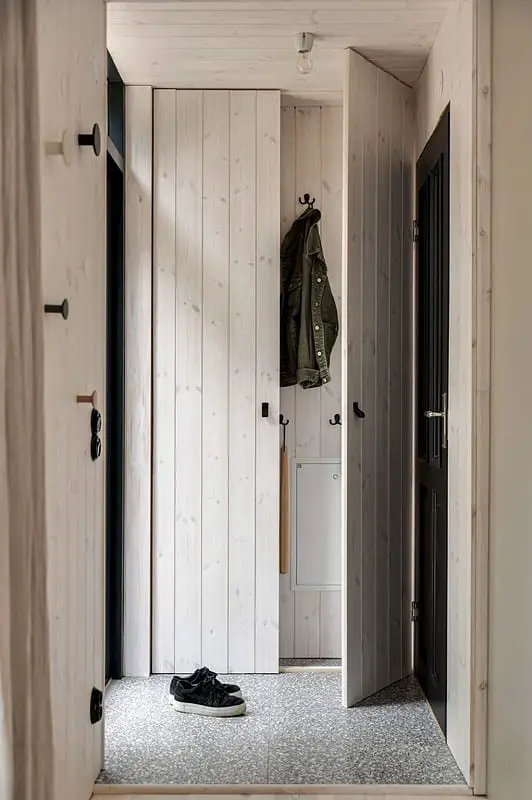 Entrée épurée et fonctionnelle avec placards blancs