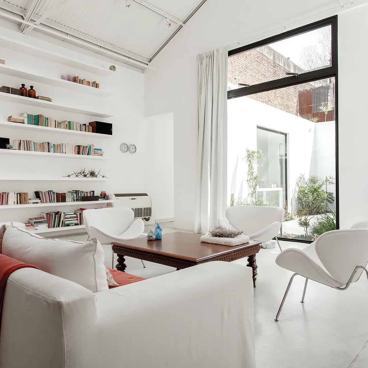 Découvrez cet ancien hangar transformé en maison moderne pour une artiste