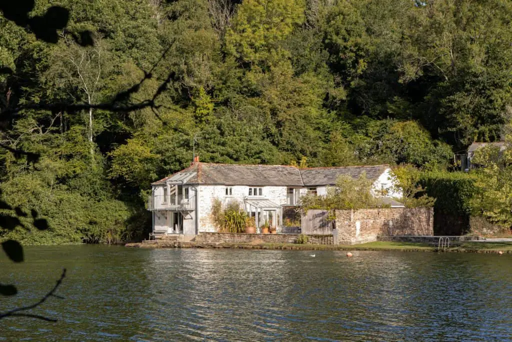 La maison de Cornouaille au bord de la rivière
