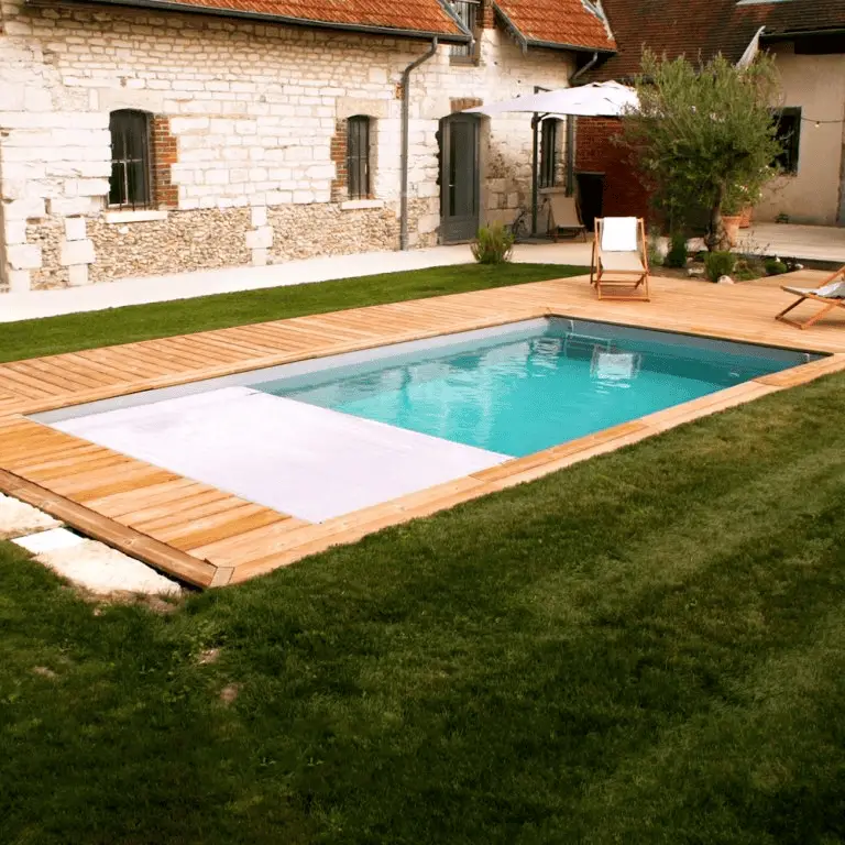 La piscine en bois Urbaine avec son volet intégré est parfaite pour les jardins de petites tailles, elle peut s’installer hors-sol, semi-enterrée ou encore enterrée