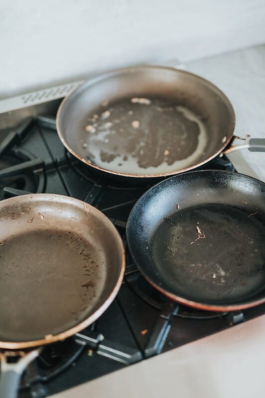 Le papier d’aluminium vous permet de retirer les résidus de brûlé de vos poêles et autres casseroles