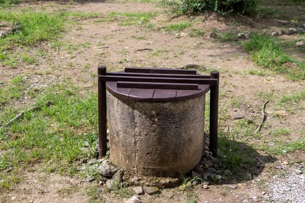 La pompe de forage est ici fermée par un couvercle et est installée sous un muret de plus de 50 cm de hauteur en respect de la réglementation en vigueur.