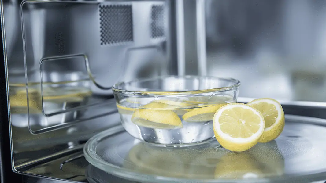 Le citron, une technique simple, sans frottage, pour nettoyer le four à micro-ondes