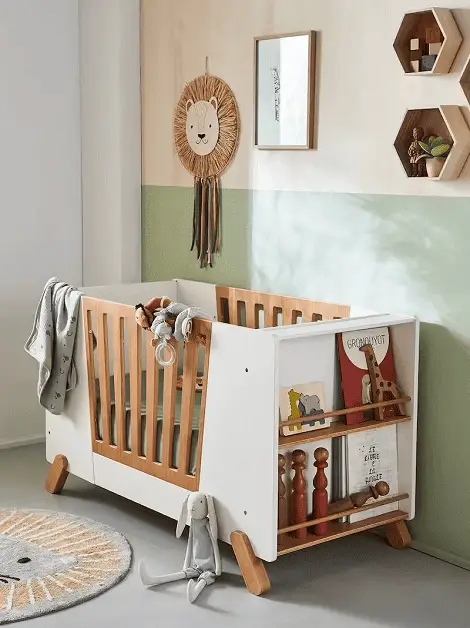 Ce lit bébé possède une barrière amovible et un espace de rangement, pour le transformer progressivement en lit de grand